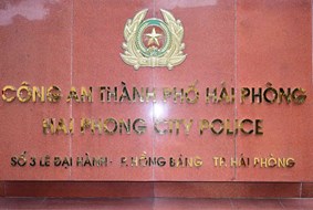 Cán bộ Phòng Cảnh sát PCCC và CNCH CATP Hải Phòng - thành viên Đoàn cứu nạn cứu hộ Việt Nam nhanh chóng hỗ trợ cho người đồng nghiệp